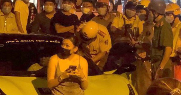 Phạt tài xế và chủ xe Ferrari lăng mạ cảnh sát hơn 19 triệu đồng