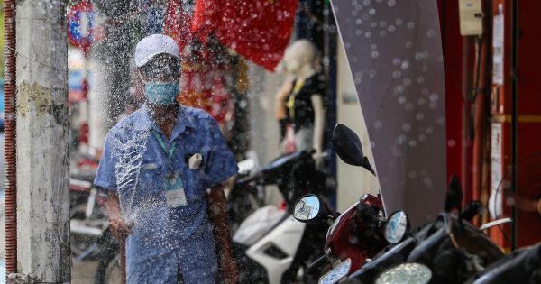 Trùm chăn, bịt kín mặt trong ngày Hà Nội nóng gần 50 độ C