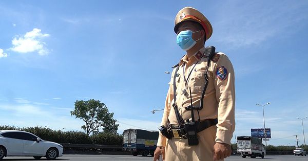 CSGT căng mình làm nhiệm vụ chống dịch COVID-19 dưới trời nắng 40 độ