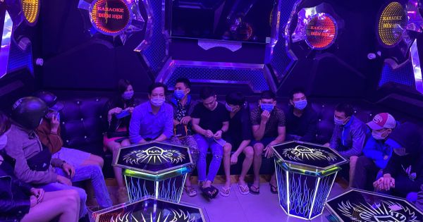 Thu hồi giấy phép 2 quán karaoke tắt đèn 