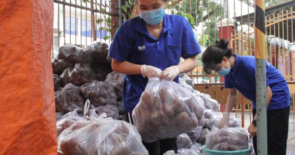 Ấm lòng sạp khoai lang miễn phí của bà con Đồng Tháp dành cho người dân TP.HCM