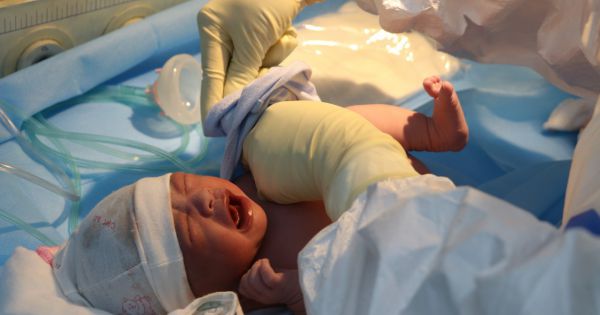 Mẹ con sản phụ xuất viện sau 3 lần âm tính với SARS-CoV-2