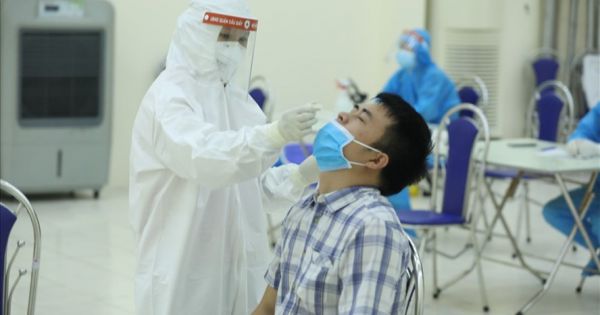 Nhân viên y tế lẫy mẫu xét nghiệm COVID-19 'không nhất thiết mặc đồ bảo hộ liền thân'