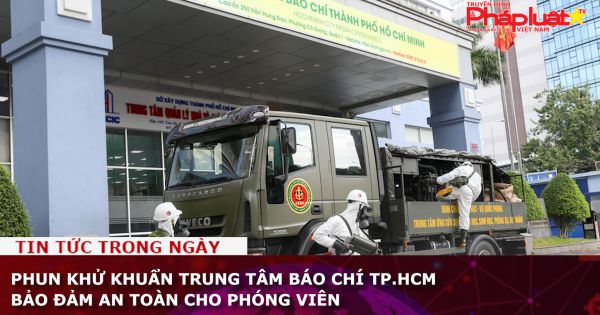 Phun khử khuẩn Trung tâm báo chí TP.HCM bảo đảm an toàn cho phóng viên