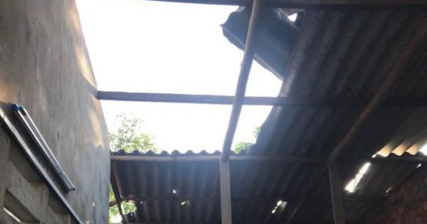 Lốc xoáy làm tốc mái, hư hỏng nặng hàng trăm ngôi nhà