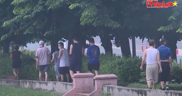 Bất chấp lệnh cấm, người Hà Nội vẫn ra đường tập thể dục giữa đại dịch