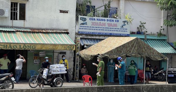 TP.HCM test nhanh COVID-19 người đi đường ở Hóc Môn, phát hiện 5 ca dương tính