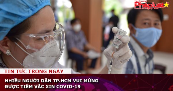 Người dân TP.HCM vui mừng được tiêm vắc xin COVID-19