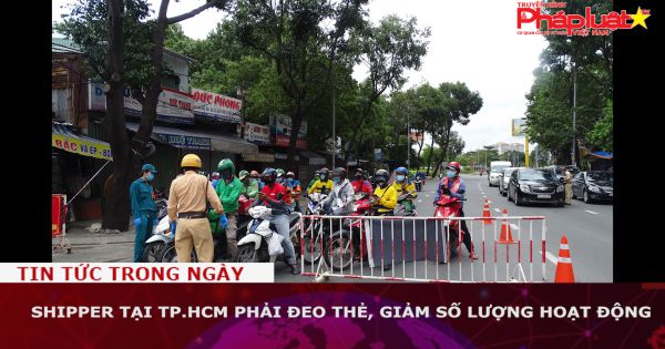 Shipper tại TP.HCM phải đeo thẻ, giảm số lượng hoạt động