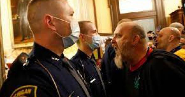 Nghị sĩ Mỹ diễu hành phản đối lệnh đeo khẩu trang