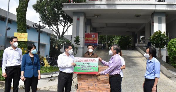 Thành ủy TP.HCM trao 2.400 túi quà an sinh đến người dân khó khăn