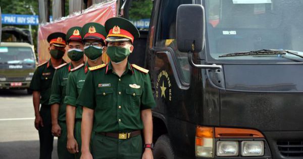 Bộ Tư lệnh TP HCM tổ chức lễ xuất quân trao tặng 100.000 phần quà cho người dân khó khăn