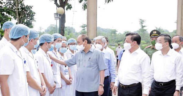 Chủ tịch nước Nguyễn Xuân Phúc đến thăm, động viên nhân viên y tế, người dân Hà Nội