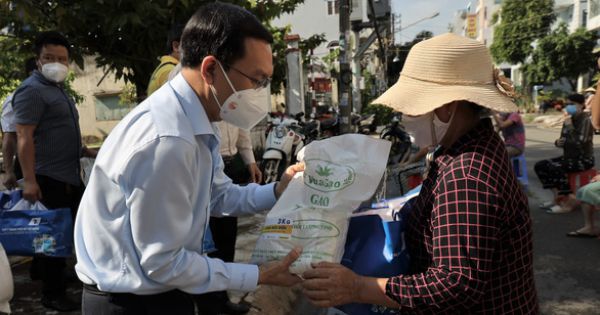 Sở TT&TT trao 1.000 phần quà cho người dân khó khăn, dựa trên thông tin từ Tổng đài 1022