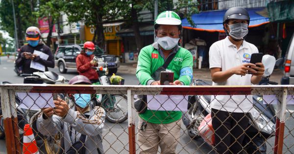 Đề xuất cán bộ, công chức TP.HCM mặc đồng phục, đeo thẻ khi ra đường