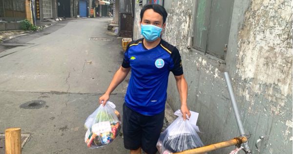 Người Bình Phước hỗ trợ 300 sinh viên ngành sư phạm TP HCM với những phần quà yêu thương