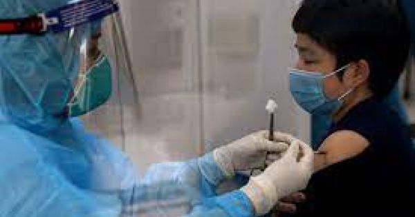 Khởi tố vụ án bảo vệ Trung tâm y tế móc nối với bác sĩ tiêm vắc xin thu tiền người dân