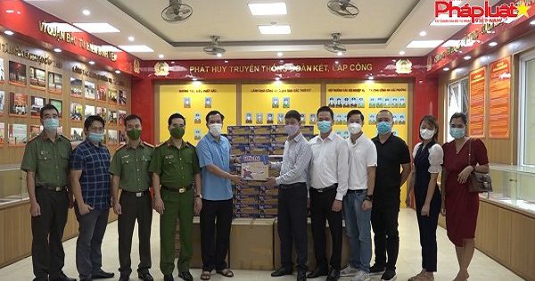 Tặng 200 suất quà, sẻ chia với lực lượng tuyến đầu chống dịch