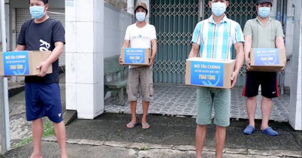 Bộ Tài chính tặng 4.000 túi quà an sinh cho các hoàn cảnh khó khăn ở Bình Dương