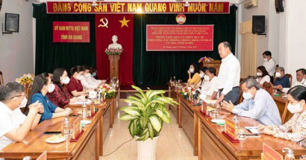 Phó Chủ tịch nước Võ Thị Ánh Xuân trao quà hỗ trợ công tác phòng, chống dịch tại An Giang