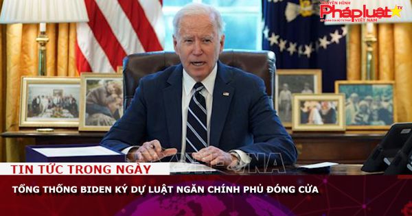 Tổng thống Biden ký dự luật ngăn chính phủ đóng cửa