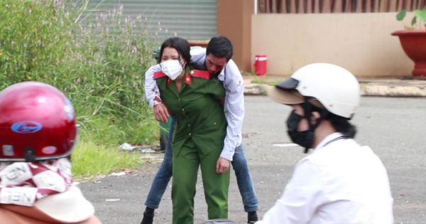 Ấm lòng nữ học viên cảnh sát cõng người dân bị tai nạn trên đường về quê