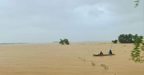 Mưa liên tục khiến nhiều tỉnh miền Trung, Tây Nguyên ngập nặng, lũ lớn