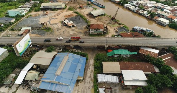 Bến bãi vật liệu xây dựng “cày nát” hành lang an toàn cầu đường