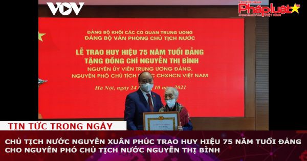 Chủ tịch nước Nguyễn Xuân Phúc trao Huy hiệu 75 năm tuổi Đảng cho nguyên Phó Chủ tịch nước Nguyễn Thị Bình