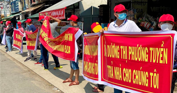 Dự án Roxana Plaza ở Bình Dương chậm trễ ngày bàn giao, khách hàng căng băng-rôn đòi nhà