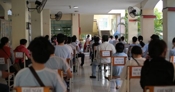 Trẻ 12-17 tuổi chưa tiêm vaccine COVID-19 có được đến trường học trực tiếp?