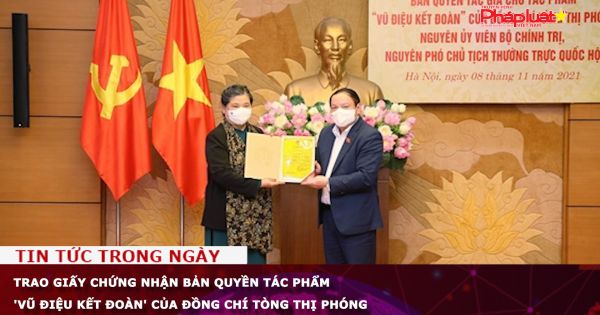 Trao giấy chứng nhận bản quyền tác phẩm 'Vũ điệu kết đoàn' của đồng chí Tòng Thị Phóng