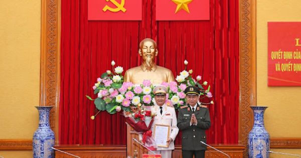 Chủ tịch nước phong quân hàm Trung tướng Công an nhân dân cho ông Nguyễn Minh Đức