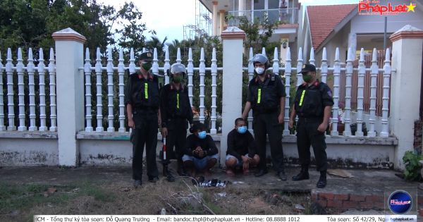 Tiền Giang: Cảnh sát cơ động bắt 02 đối tượng tàng trữ hung khí