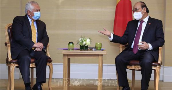 Chủ tịch nước Nguyễn Xuân Phúc tiếp Bộ trưởng Y tế Chile Oscar Enrique Paris