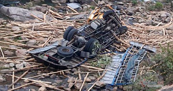 Nghệ An: Lật xe chở keo, 3 người thương vong