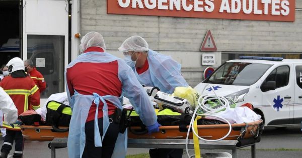 Pháp lần đầu tiên số ca mắc Covid-19 hàng ngày vượt 100.000, Mỹ hủy hàng trăm chuyến bay