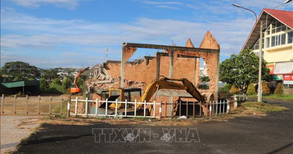 Cưỡng chế tháo dỡ hàng chục ki ốt sai phép tại Chợ trung tâm TP Bảo Lộc