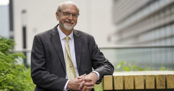 Giáo sư Andrew Pollard: Thế giới không thể tiêm vaccine 6 tháng một lần