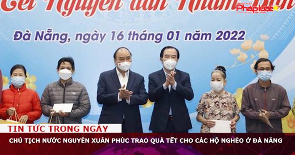 Chủ tịch nước Nguyễn Xuân Phúc trao quà Tết cho các hộ nghèo ở Đà Nẵng