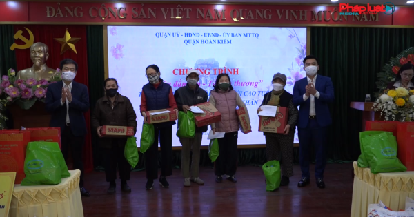 Đoàn Thanh niên Báo Pháp luật Việt Nam trao quà Tết cho người nghèo quận Hoàn Kiếm