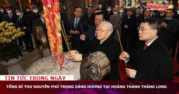 Tổng Bí thư Nguyễn Phú Trọng dâng hương tại Hoàng thành Thăng Long