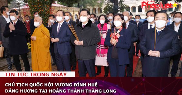Chủ tịch Quốc hội Vương Đình Huệ dâng hương tại Hoàng thành Thăng Long