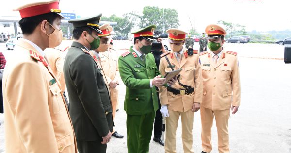 Thiếu tướng Lê Quốc Hùng, Ủy viên Trung ương Đảng, Thứ trưởng Bộ Công an đến thăm, chúc Tết lực lượng Cục cảnh sát giao thông