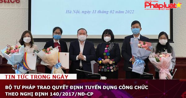 Bộ Tư pháp trao quyết định tuyển dụng công chức theo Nghị định 140/2017/NĐ-CP