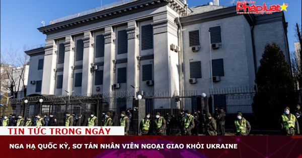Nga hạ quốc kỳ, sơ tán nhân viên ngoại giao khỏi Ukraine