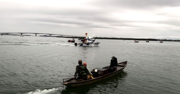 Quảng Nam: Lật ca nô chở khách, 39 người trôi dạt trên biển