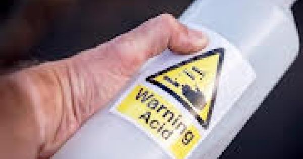 Sau cãi vã, một người đàn ông tạt axit khiến 7 người bị bỏng