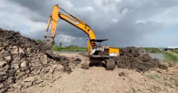 Tái diễn múc đất trái phép trong Khu dân cư Bạch Đằng ở Cà Mau