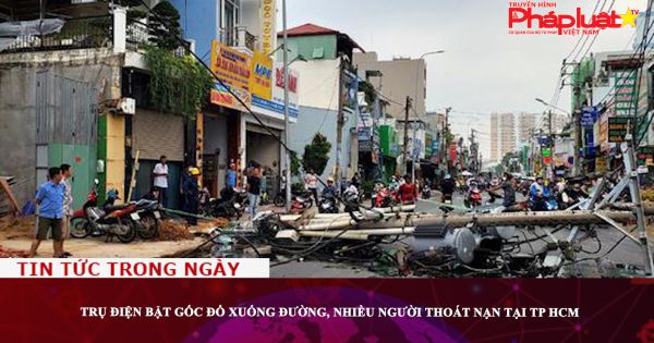 Trụ điện bật gốc đổ xuống đường, nhiều người thoát nạn tại TP HCM